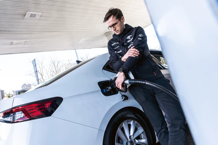 Il diesel sta sparendo? Questa Skoda Superb TDI ha percorso 2.831 km con un pieno