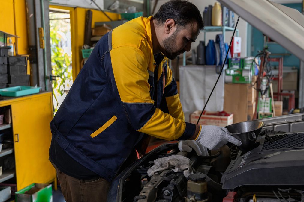 Meccanico esamina una Toyota Yaris in officina, sottolineando la sua affidabilità e bassi costi di manutenzione