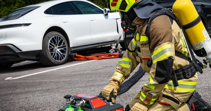 Rosenbauer sviluppa uno speciale estintore per le batterie delle auto elettriche