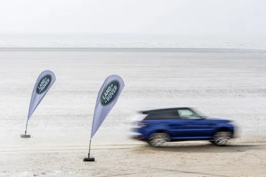 Range Rover Sport SVR: l'accelerazione sui diversi terreni | video
