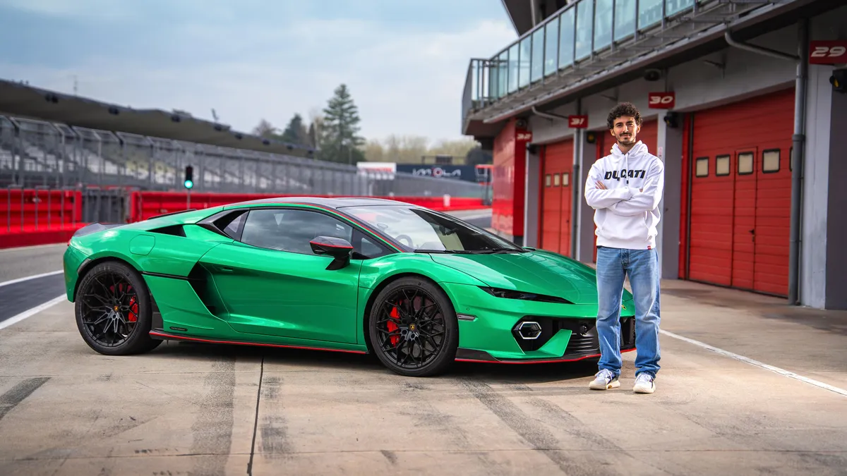 Francesco Bagnaia si diverte con la Lamborghini Temerario ad Imola | Video