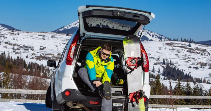 Vacanze sulla neve: ecco il supporto ideale per trasportare sci e snowboard in auto
