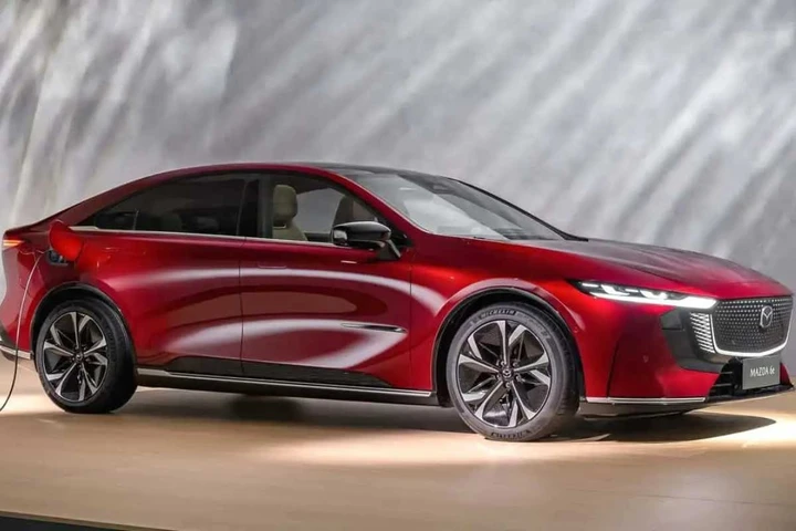 Nuova Mazda 6e, con la batteria più grande l'autonomia arriva a 560 km