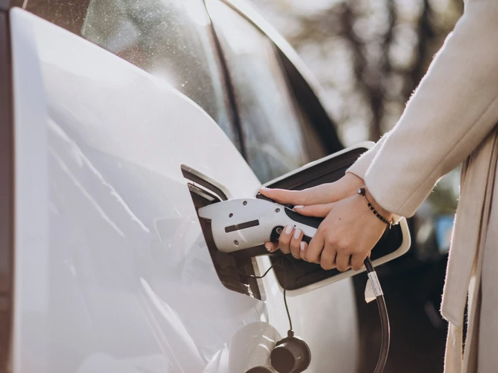 È in offerta con il 35% di sconto la colonnina di ricarica portatile da 11 kW per la tua auto