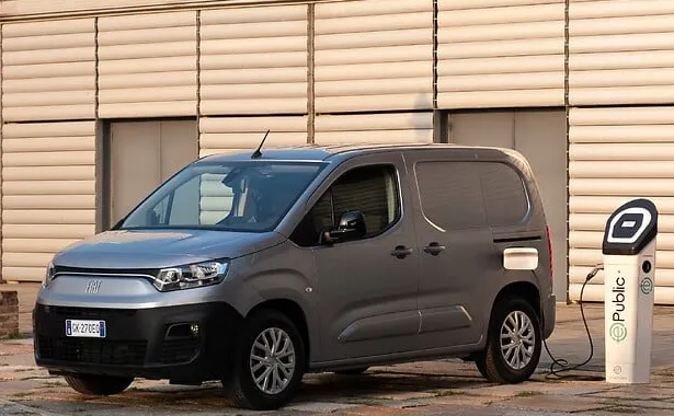 Fiat Doblò, per i 25 anni una versione celebrativa dal look dedicato e dettagli esclusivi Fiat Doblò, per i 25 anni una versione celebrativa dal look dedicato e dettagli esclusivi