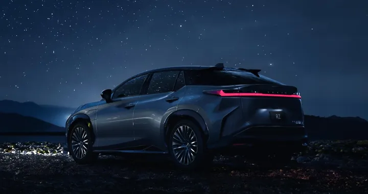 Lexus RZ 450e, ultimo teaser prima del debutto del SUV elettrico