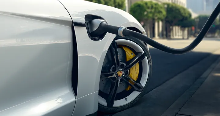 Porsche, 100 stazioni per la ricarica rapida entro il 2025