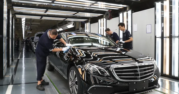 Mercedes: licenziamenti in Cina. Via il 15% della forza lavoro