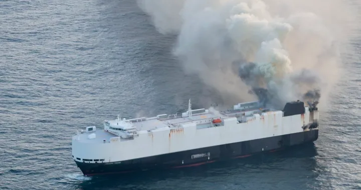Nave cargo in fiamme: la Morning Midas trasportava oltre 3 mila auto