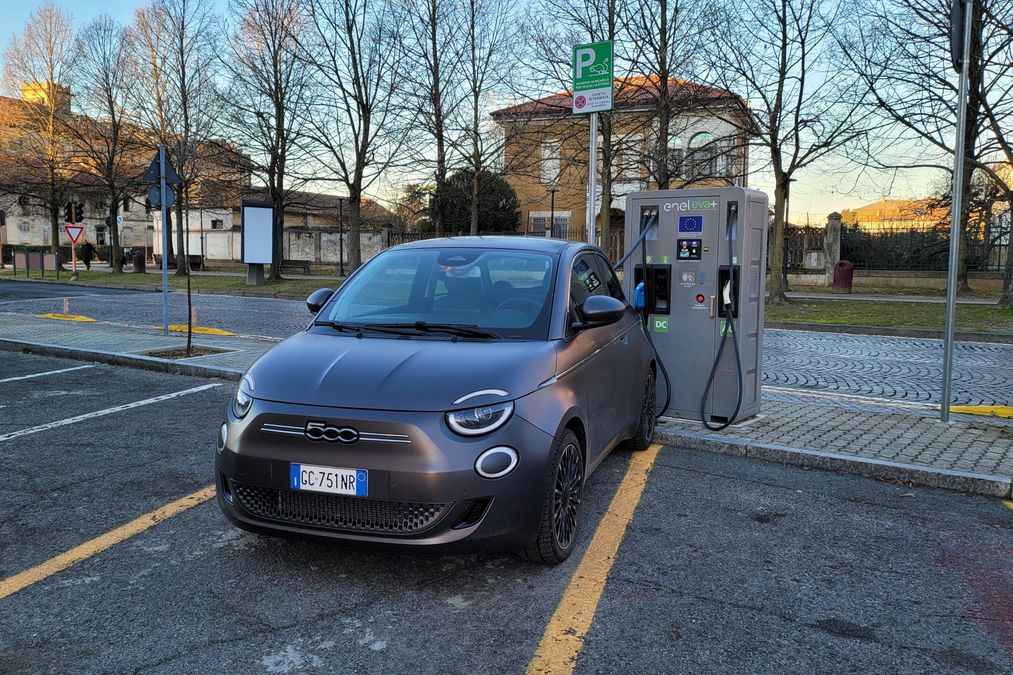 FIAT 500 elettrica, una nuova batteria nel 2027 per il rilancio