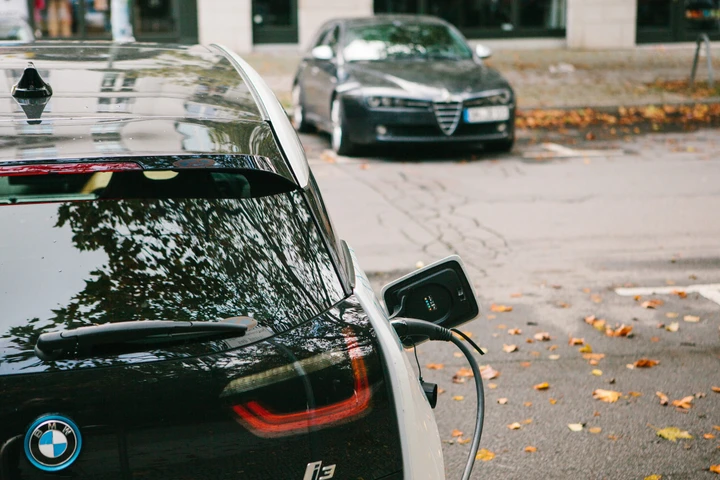 Solo l'1% di chi ha un'auto elettrica tornerebbe al motore a benzina