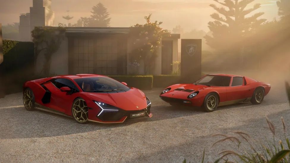 Una supercar moderna con dettagli ispirati alla Miura, esposta in California