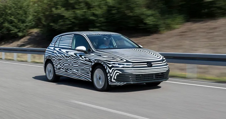 Nuova Volkswagen Golf 8: uscita a ottobre | Prima immagine ufficiale