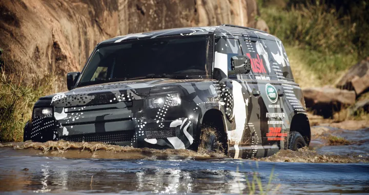 Land Rover Defender: test fuoristrada in Kenya tra guadi, rocce e traino