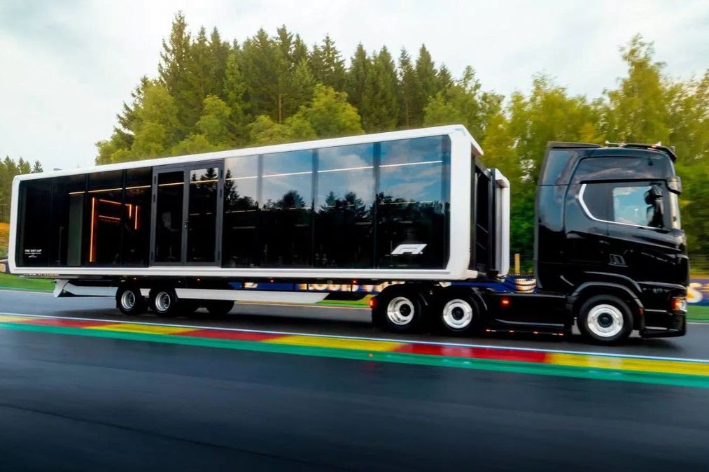 Un gruppo di ospiti degusta un menù d'alta classe mentre percorre il circuito di Monza in un camion, accompagnati da chef e vini Moët Hennessy