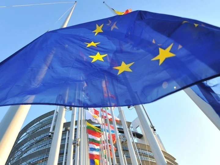 Le case automobilistiche chiedono di rivedere lo stop ai motori termici del 2035