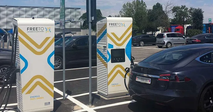 Ricarica in autostrada, continua a crescere la rete di Free to X. Le stazioni attive