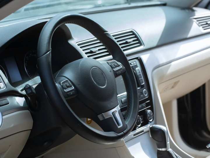 È a meno di 10€ lo strumento per rimuovere fumo, smog e cattivi odori dall’abitacolo dell’auto