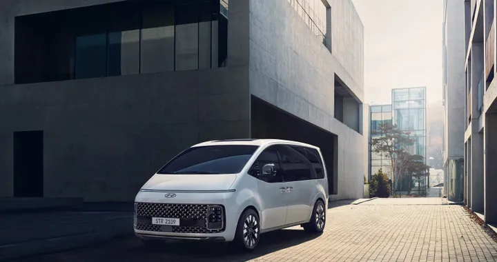 Nuovo Hyundai Staria Full-Hybrid: dettagli e prezzi per l'Italia
