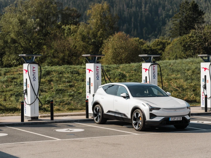 Polestar amplia la ricarica pubblica in Europa con Plug and Charge
