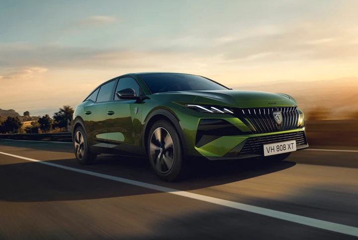 Nuova Peugeot 408, il restyling si presenta a Bruxelles: ecco cosa cambia