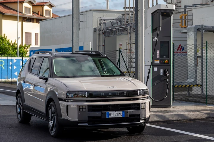 Hyundai NEXO, appena 5 minuti per un pieno di idrogeno: autonomia di 826 km