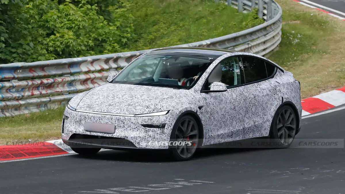 La nuova Tesla Model Y Performance è già su strada per i test: eccola al Nürburgring