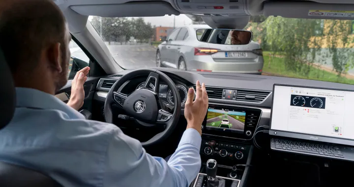 Skoda testa auto a guida autonoma capaci di seguire un veicolo condotto dall’uomo