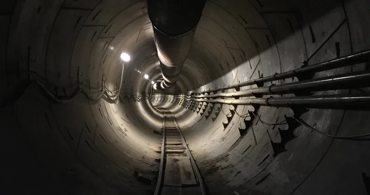 Musk percorre a piedi il tunnel di The Boring Company | Video