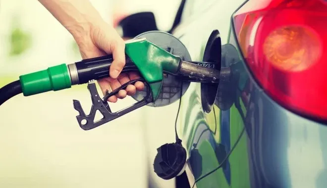 Prezzi della benzina ancora in calo: self sotto 1,8 euro al litro
