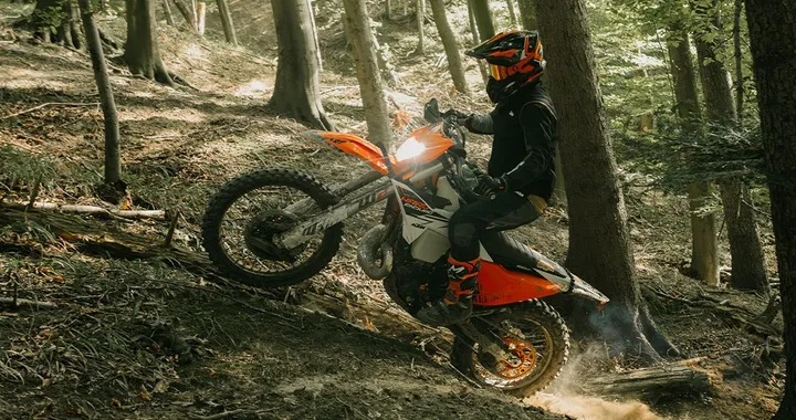 KTM 300 EXC Hardenduro 2026, per chi deve affrontare l’enduro più difficile