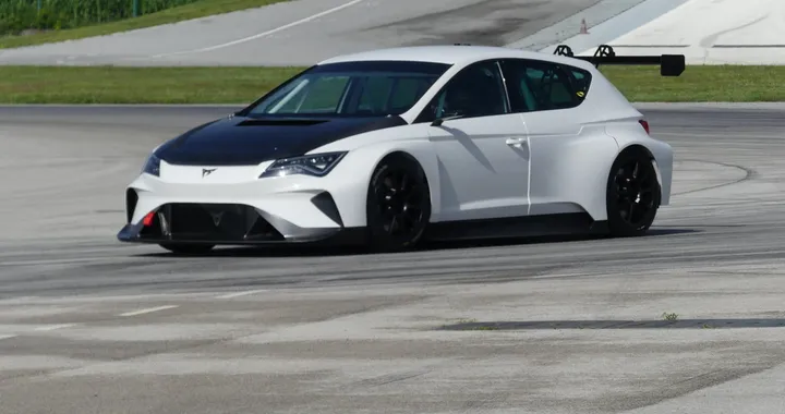 CUPRA e-Racer scende in pista: nuovi dettagli dell'elettrica da corsa