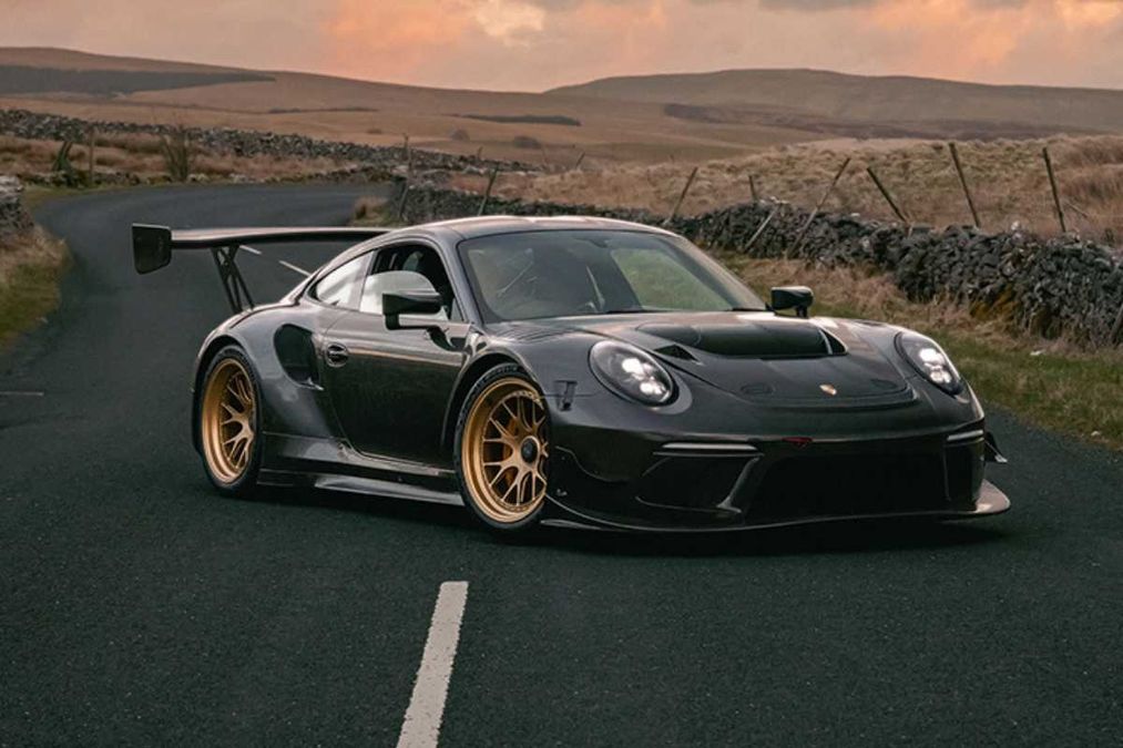 Una Porsche 911 GT3 RS personalizzata da TALOS con dettagli in fibra di carbonio e sospensioni regolabili