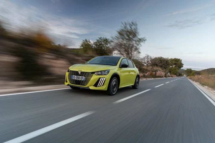 Peugeot 208, niente più cinghia a bagno d'olio nella 100 CV