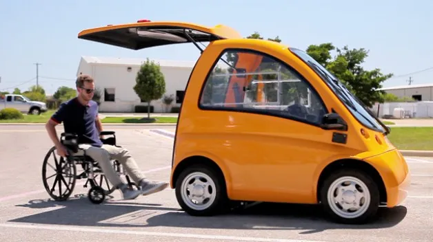 Kenguru EV, il piccolo veicolo elettrico progettato intorno alla sedia a rotelle (video)