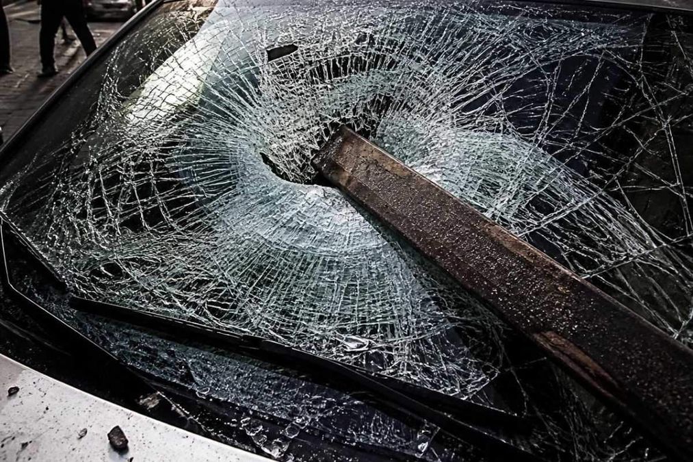 Anteprima: L’incidente è agghiacciante, la barra vola nel parabrezza: conducente vivo per miracolo
