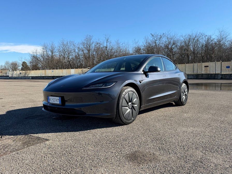 Un’auto elettrica usata in Italia costa meno di una a benzina, con un calo mensile di 455 euro