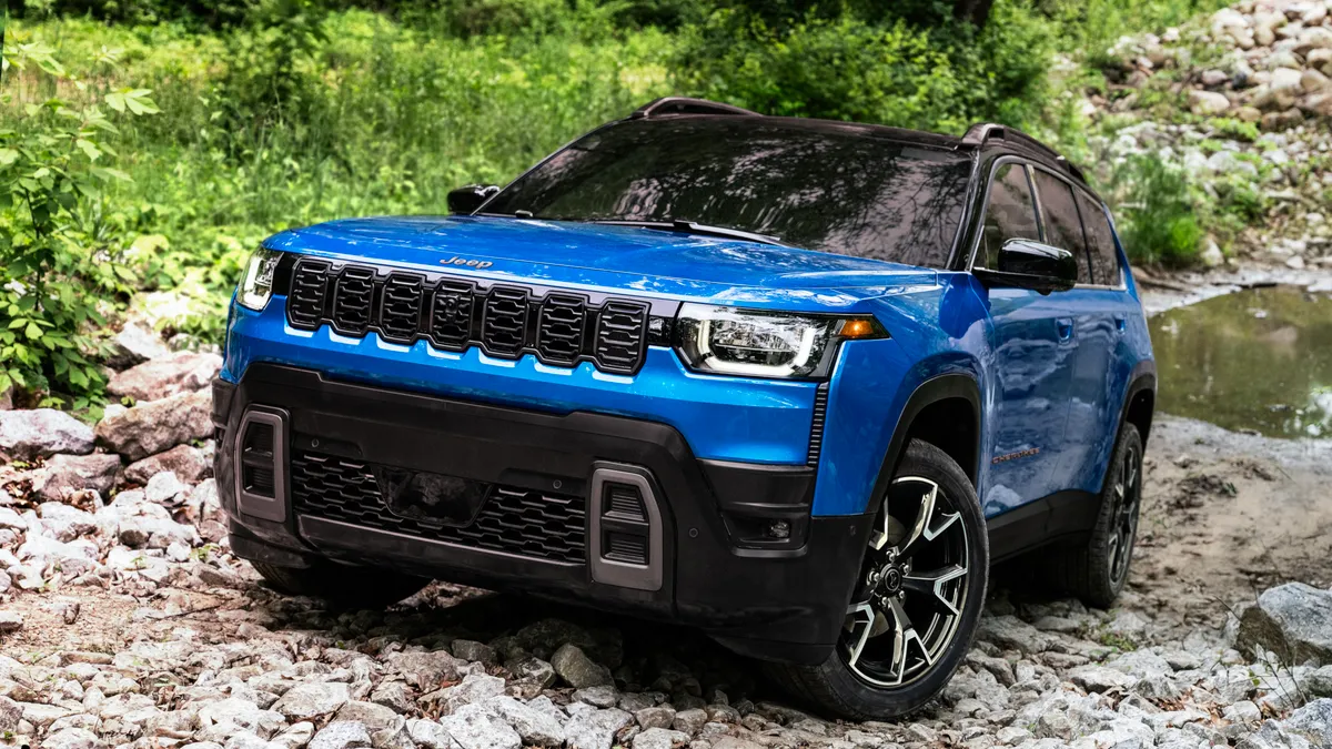 Nuova Jeep Cherokee 2026: per il suo ritorno, il SUV evolve nello stile