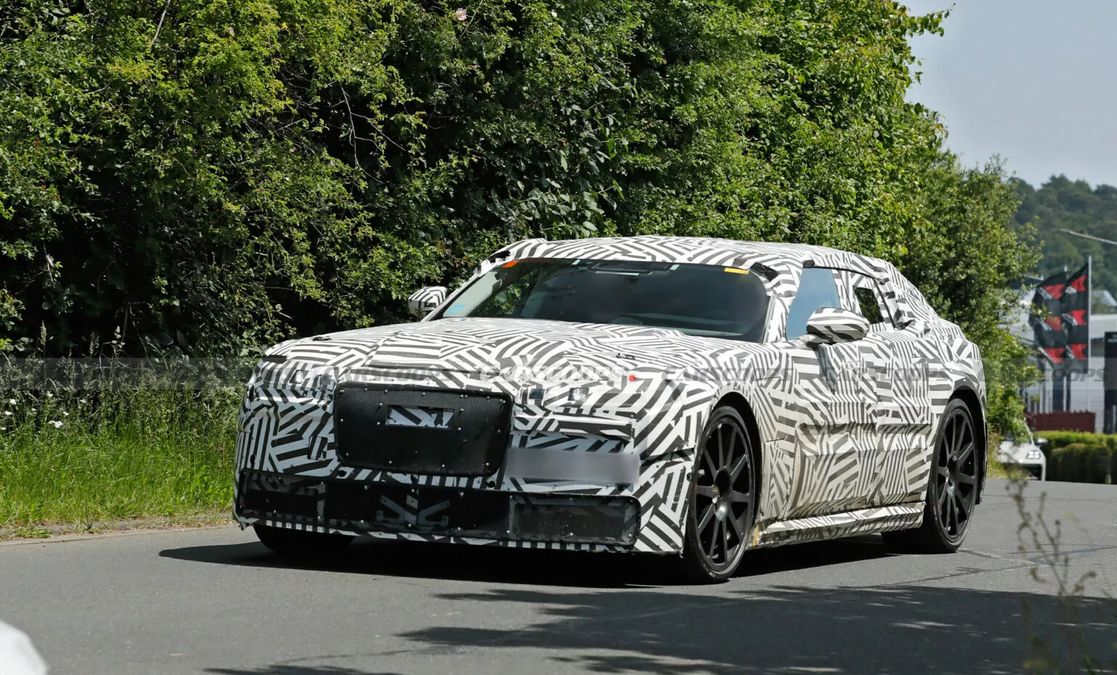 Jaguar, la nuova GT elettrica pizzicata su strada al Nürburgring