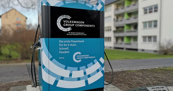 Volkswagen installa le prime colonnine per auto elettriche con batteria di accumulo