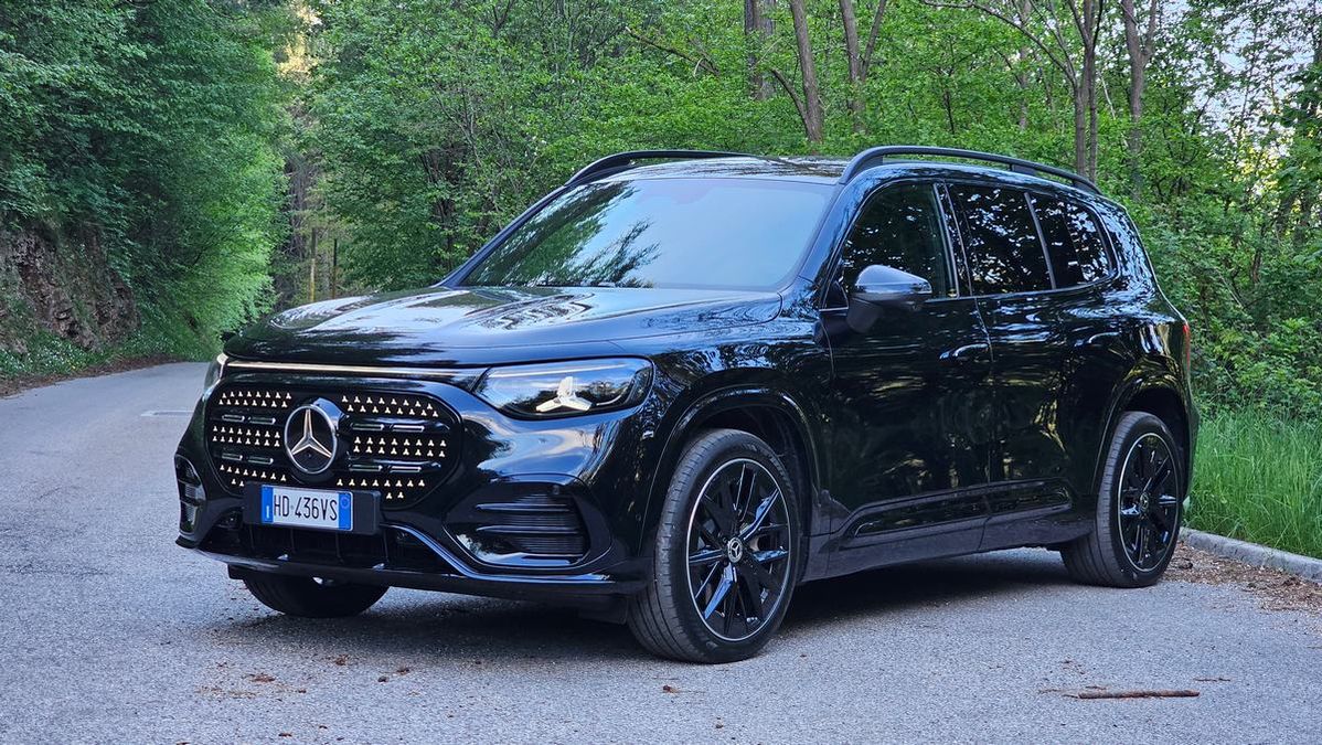 Nuova Mercedes GLB 2026: l'auto elettrica con IL CAMBIO! - Video