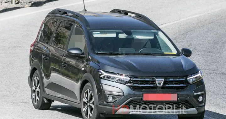 Dacia Jogger, le foto spia della versione Hybrid