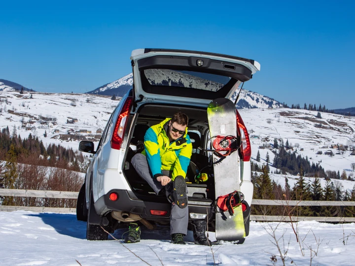 Vacanze sulla neve: ecco il supporto ideale per trasportare sci e snowboard in auto