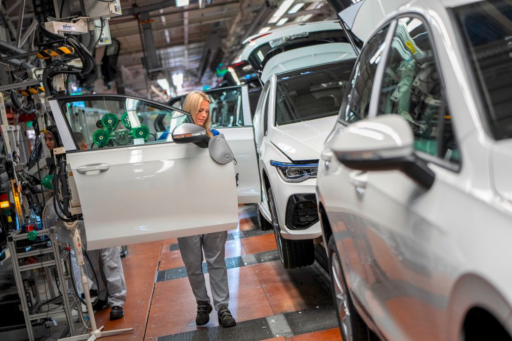 Industria auto UE sotto pressione: appello di Stellantis e Volkswagen a Bruxelles. Bisogna agire subito