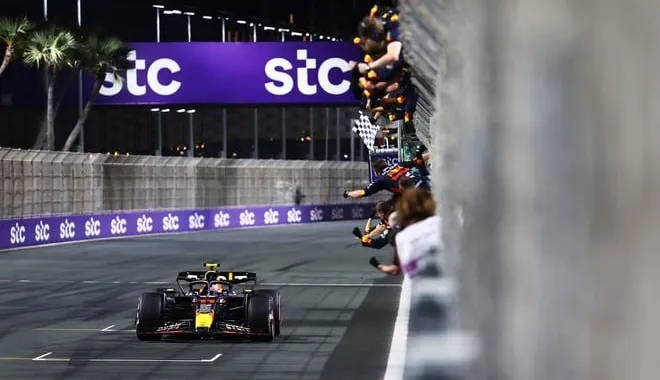 Sergio Pérez e Red Bull si separano dopo quattro stagioni. Lawson al suo posto