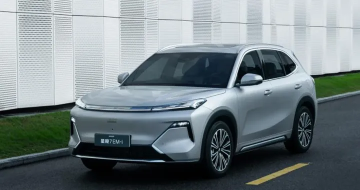 Geely Galaxy Starship 7 al debutto. Plug-in con autonomia totale di 1.430 km (CLTC)