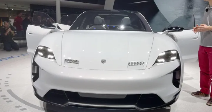 Porsche Taycan Cross Turismo alla fine del 2020 | Macan elettrica nel 2022
