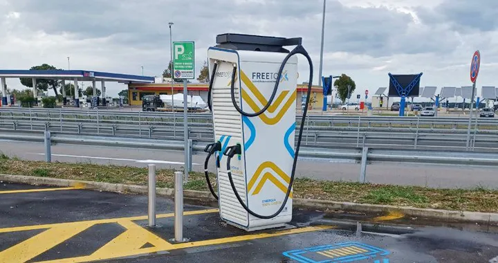 Ricarica auto elettrica in autostrada, continua a crescere la rete di Free To X