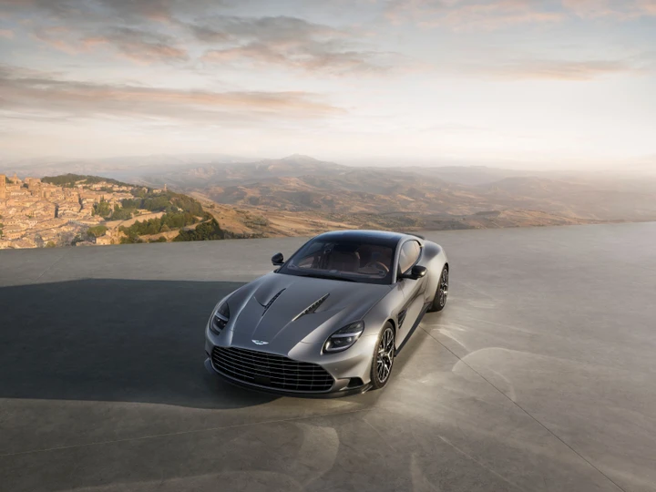 Nuova Aston Martin Vanquish 25, l'edizione celebrativa da 50 unità