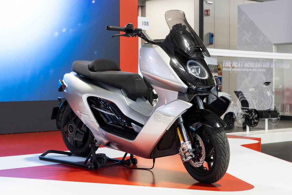 NIU Concept 06: a EICMA il maxi scooter elettrico hi-tech con radar e cruise control